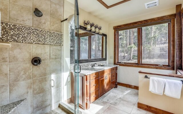 Highlands Getaway 4 Bedroom Home by RedAwning