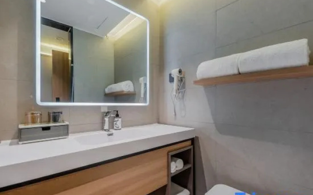 Homeinn Plus Hotel (Xujiahui Shanghai Stadium Subway Station)