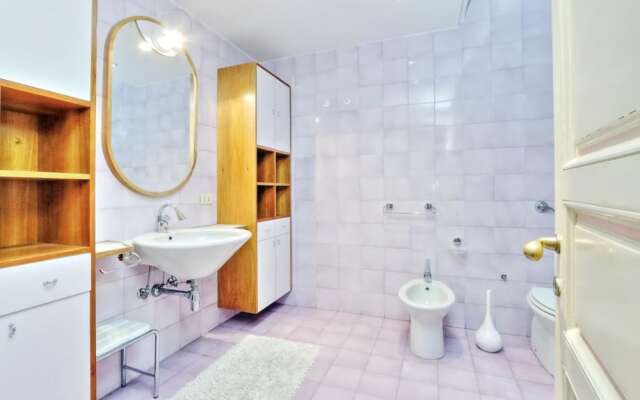 Unique Grand Trevi Fountain Apartment