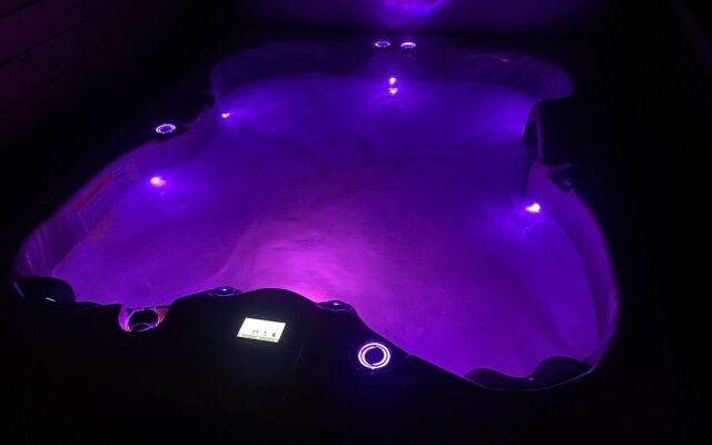 Enjoy Paradise Hot Tub, Bike & Beach Equipment!