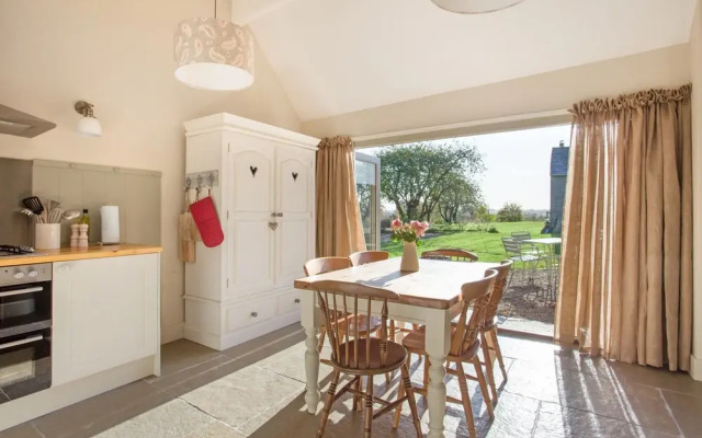 Classic Cotswolds Getaway in Radcot