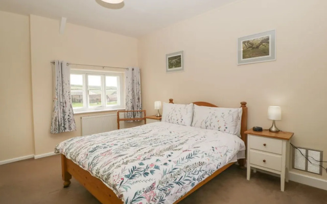 2 Court Farm