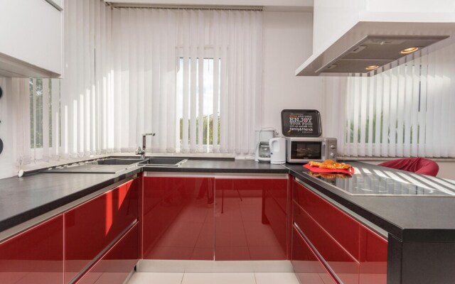 Beautiful Home in Zaton With Wifi and 6 Bedrooms