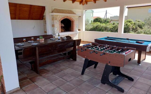 Lux stone house with pool, jacuzzi, sauna near beach
