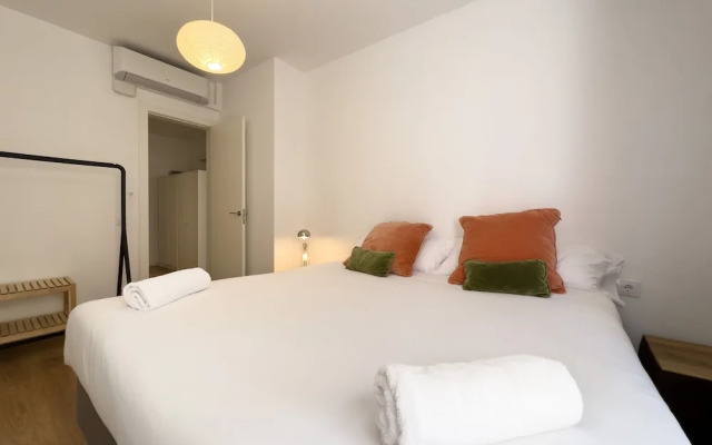 AinB Barcelona Sants Apartments