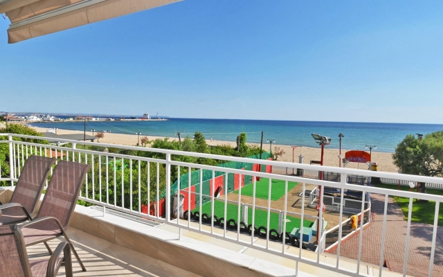 Sabbia Seafront Apartment 3 by TravelPro Servi...
