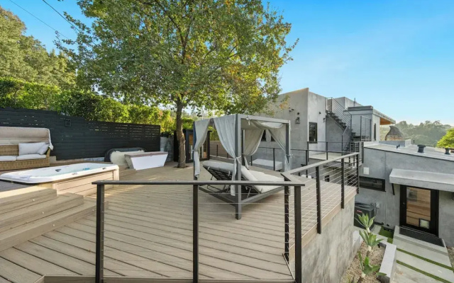 Farley Court - Stylish Hillside Residence With Stunning Views