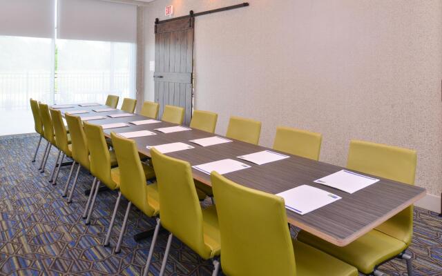 Holiday Inn Express & Suites Omaha Airport