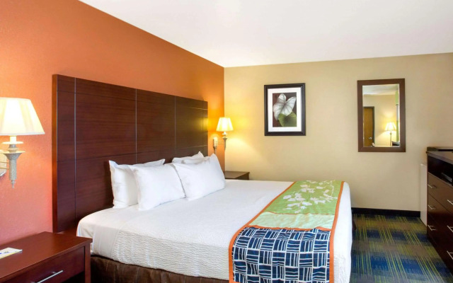 Holiday Inn Express & Suites Galesburg by IHG