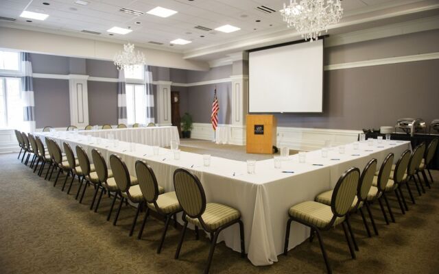 Carriage House Hotel