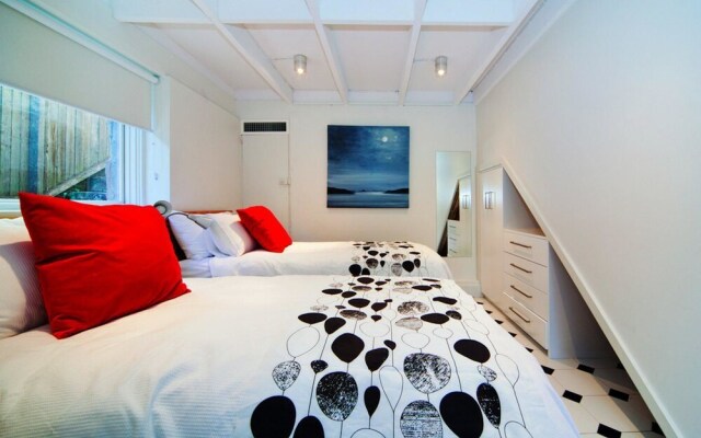 BM21 Balmain 2 Bed Beauty