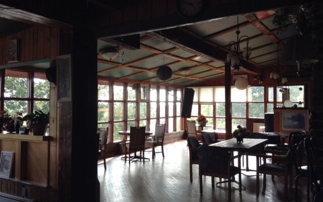 Sturgeon River Inn & Restaurant