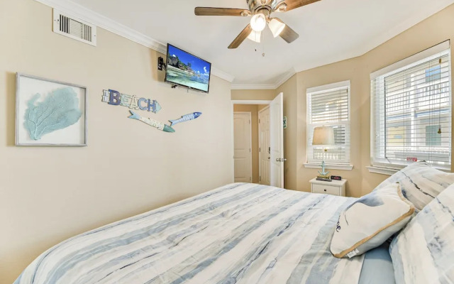 Seascape 1214 Studio Bedroom Condo by RedAwning