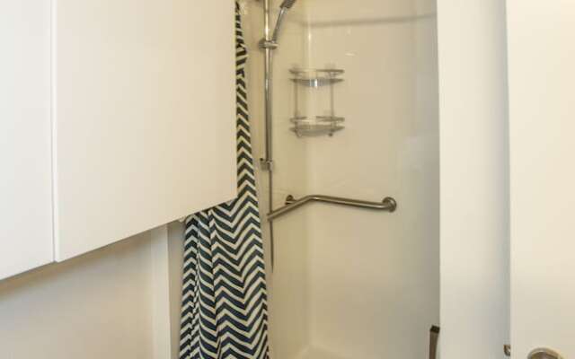 Modern Seattle Condo Sleeps 4