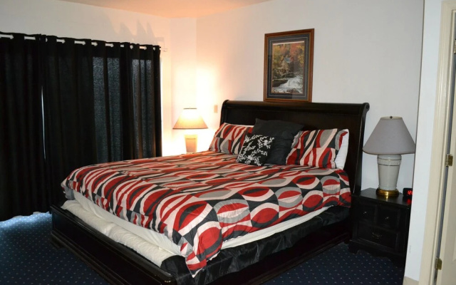 City View 410 3BD Condo with Private Balcony by RedAwning