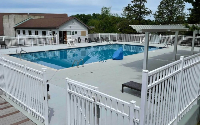 Modern-chic Athens Home - Fish, Ski & Swim!