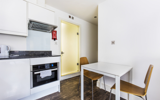 Fast WiFi | 8' tube | £8 parking