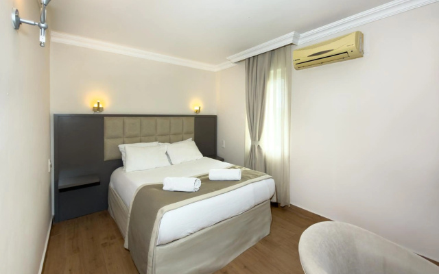 Moonshine Hotel & Suites