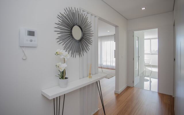 Liiiving - Luxury River View Apartment X