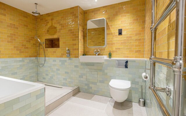 Three Bedroom Near Brick Lane by Belvilla
