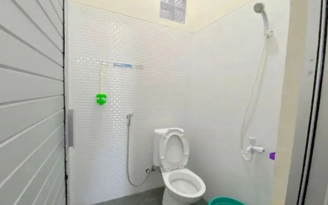 SPOT ON 91343 Kartika Guest House SyariahNearPantai Stres