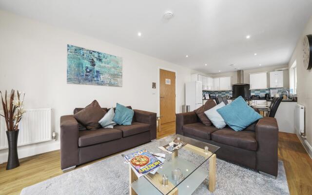 London Heathrow Living Serviced Apartments- Apt 10