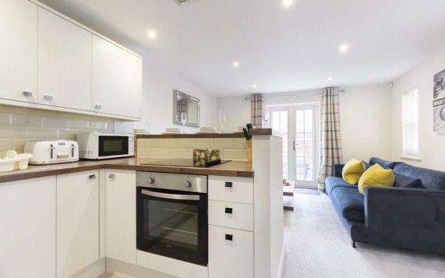Elliot Oliver - 2 Bedroom Garden Apartment With Parking