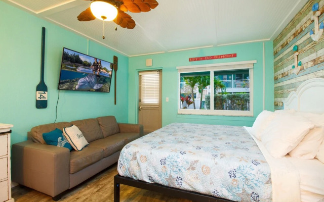 Tropic Terrace #9 - Beachfront Rental Studio Bedroom Condo by Redawning