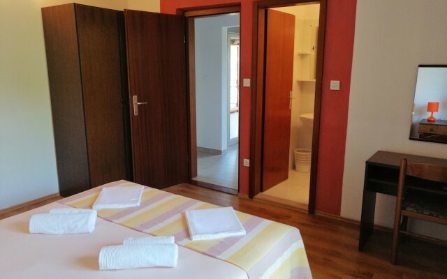 Apartments and Room Caric