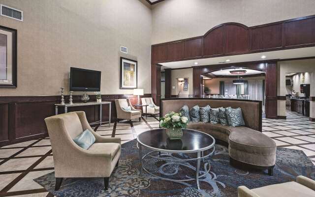 La Quinta Inn & Suites by Wyndham DFW Airport West - Euless