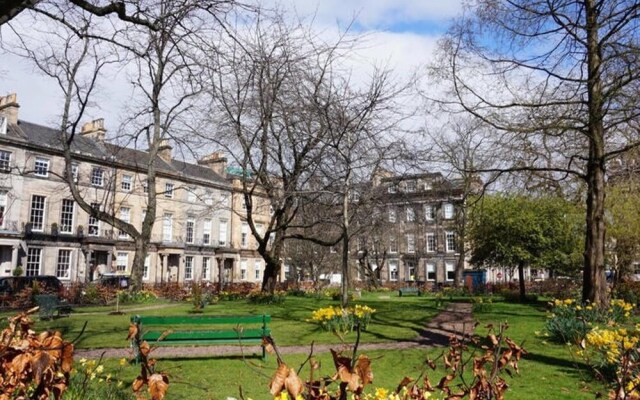 Perfect City Centre Location 50M From Princes St