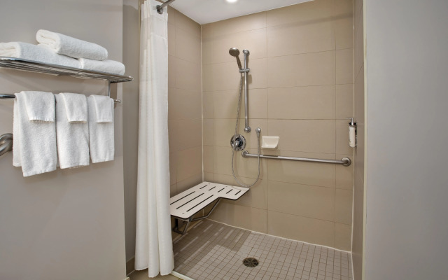 Holiday Inn Express & Suites Kingston Central by IHG