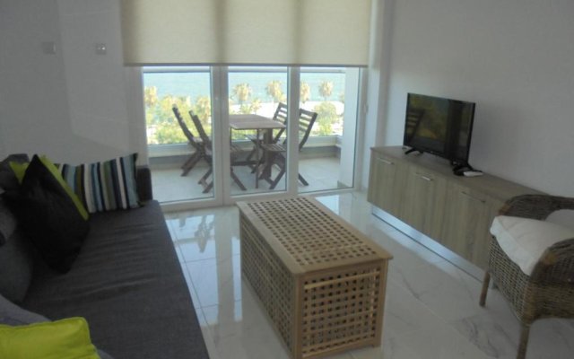 Kermia Court - Beach-front, modern 2 bedroom -sleeps 6