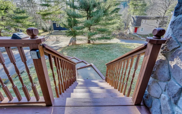 Secluded Kerhonkson Retreat With Deck + Views!