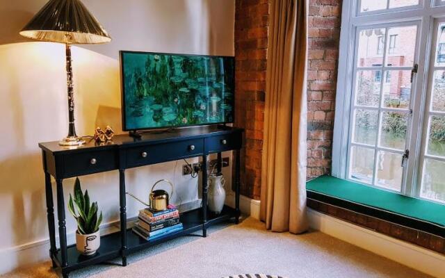 Cocoa Lily - River fronted studio with secure parking