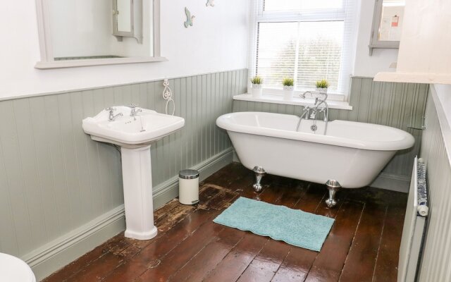 Canalside Cottage