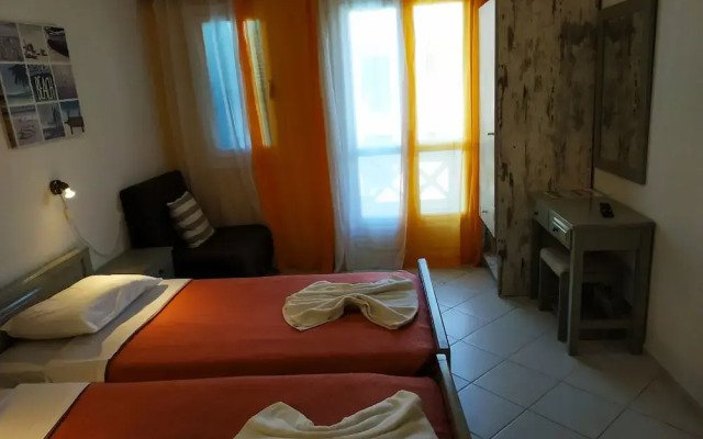 Renia Studios Standard Studio Overlooking the Swimming Pool