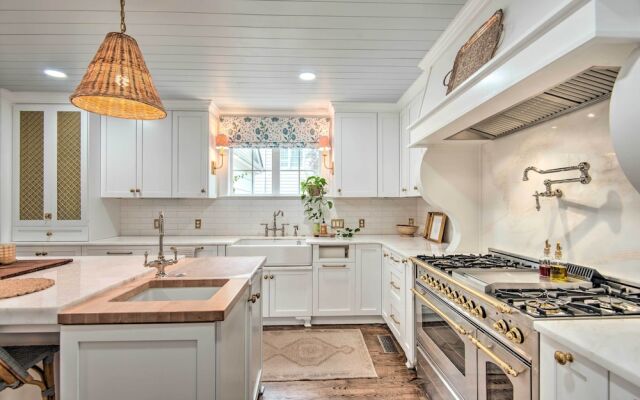 Stunning Charlotte Home: Private Pool!