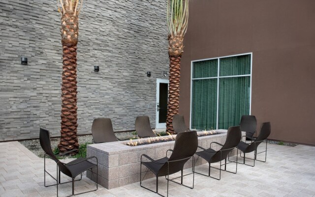 Courtyard Mesa at Wrigleyville West