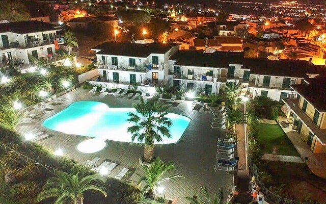 Amazing Apartment in Scalea With Outdoor Swimming Pool, Wifi and 2 Bedrooms