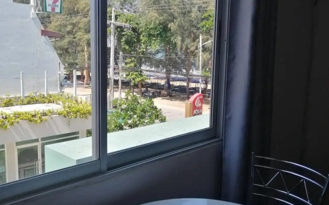 Beachfront Hotel Cha Am