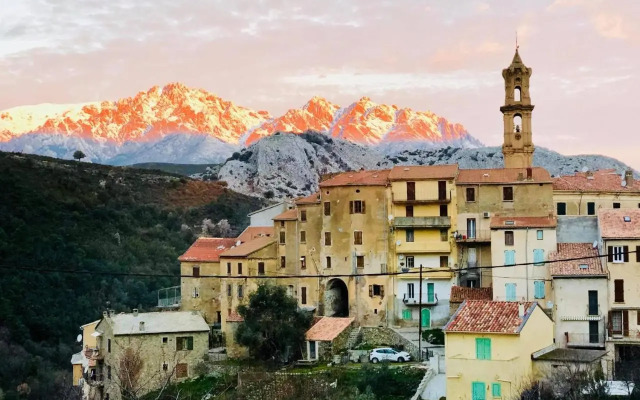 Charmant F2 dans joli village Corse
