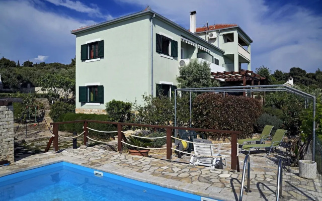 Toni - With Pool and View - A3