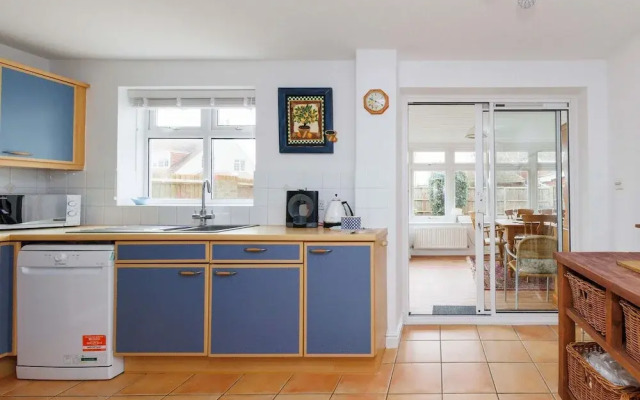 Spacious 4-bed Seaside Retreat in Selsey