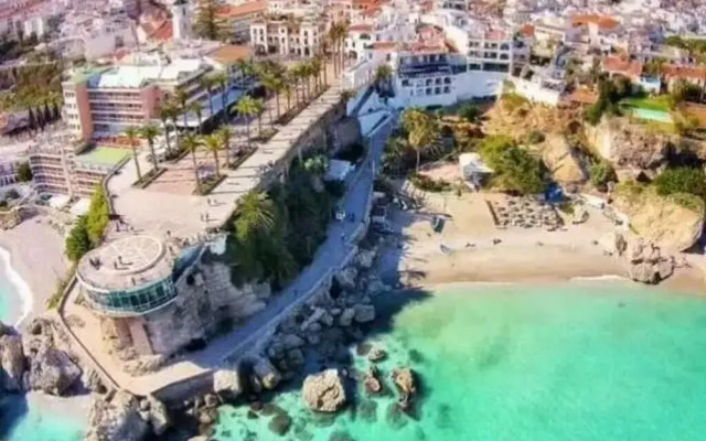Tranquil Nerja House With Gardens, Pools and spa
