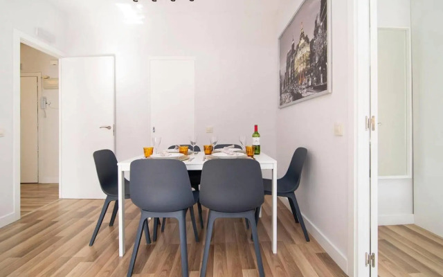 Sunny Apartment at the foot of Royal Palace by Batuecas