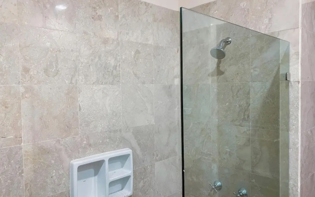 Spacious And Modern Look 3Br Bellezza Apartment