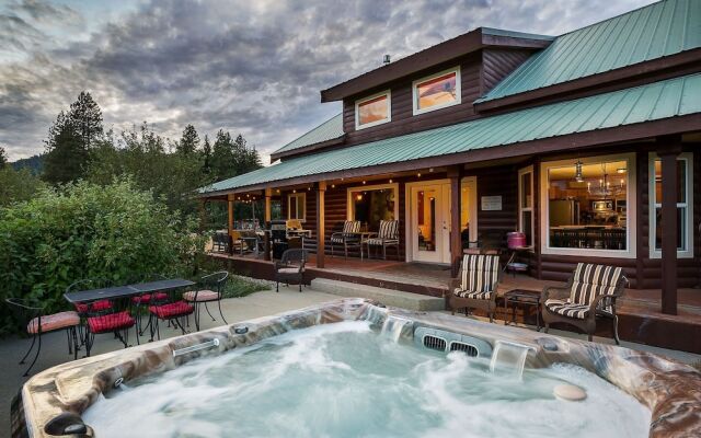 Alpine Acres Lodge 3 Bedroom Home by NW Comfy Cabins by RedAwning