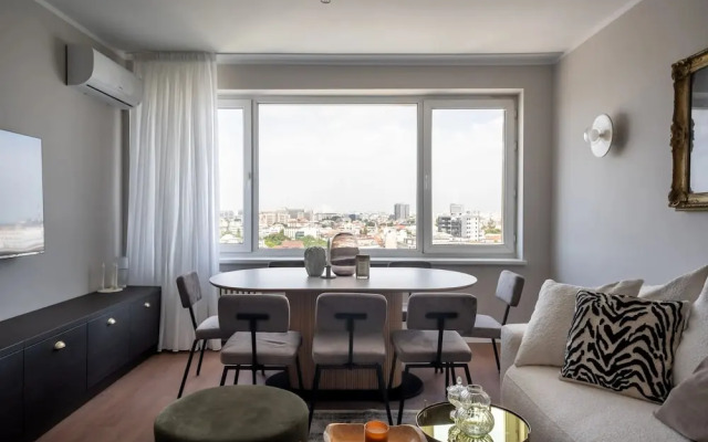 Views of all the Palaces 2BR Stunner