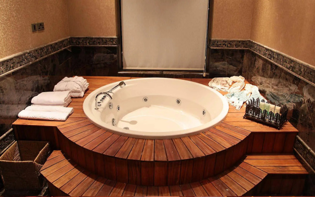 Cratos Premium Hotel & Casino